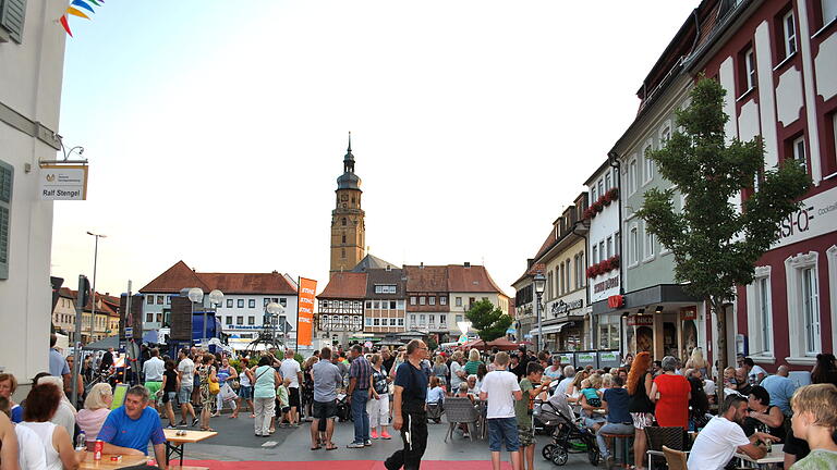 Der Sommerzauber auf dem Marktplatz und in den angrenzenden Straßen in Bad Königshofen hat sich zu einem beliebten Publikumsmagnet entwickelt.