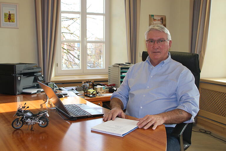 Hermann Queck an seinem Büro im Rathaus. Es ist einer seiner Lieblingsplätze in Buchbrunn. Mit dabei Laptop und Motorrad und damit Arbeit und Freizeit.