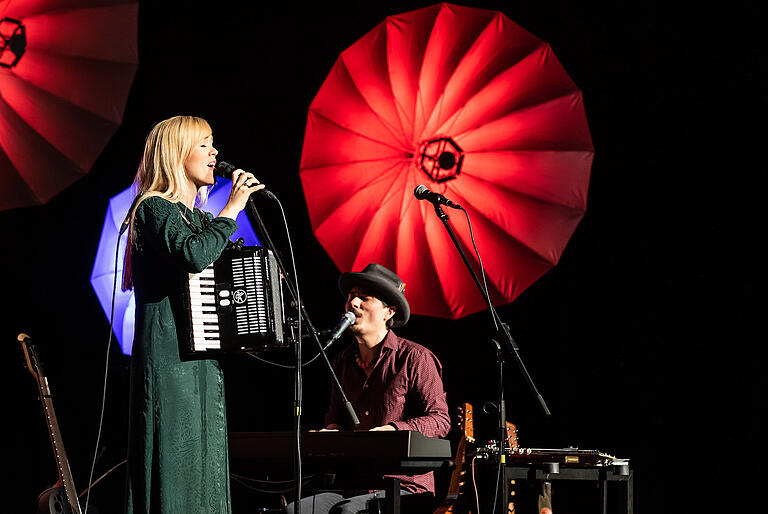 Carolin No im November 2019 auf der Bühne im Congress Centrum in Würzburg.