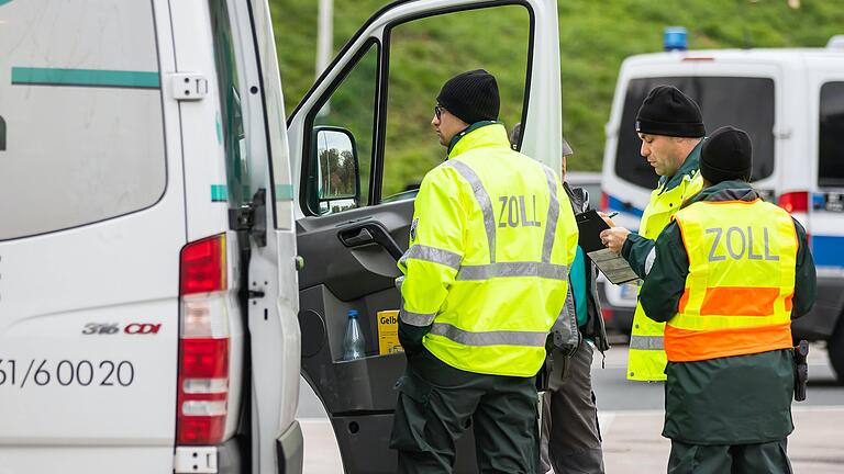 Auch Fahrzeugkontrollen gehören zum Aufgabengebiet des Zolls.&nbsp;