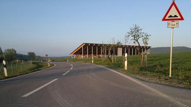 Wie ein Fußballstadion wirkt die vor zehn Jahren in die Landschaft gesetzte Halle in Nenzenheim. Wie ein Fußballstadion wirkt die vor zehn Jahren in die Landschaft gesetzte Halle in Nenzenheim.