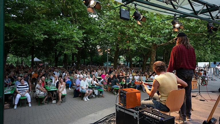 Ausverkauft war der Abend mit Olaf Schubert beim Volkacher Kabarett Sommer. Ausverkauft war der Abend mit Olaf Schubert beim Volkacher Kabarett Sommer.