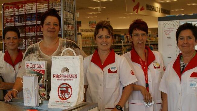 Gewappnet für den Ansturm: das Mitarbeiterinnen-Team der neuen Rossmann-Drogerie mit (von links) Judith Behlert, Bezirksleiterin Deborah Lawson-Störmer, Nadja Durandin, Filialleiterin Silvia Fischer und Heike Martin kurz vor der Eröffnung am Samstag.