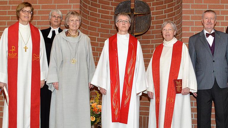 Der Schwanberg hat eine neue Pfarrerin: Das Bild zeigt (von links) Regionalbischöfin Gisela Bornowski, Kirchenrat Manuel Ritter, Priorin Sr. Ursula Buske, Schwanbergpfarrerin Maria Reichel, Pfarrerin Annegret Lingenberg und Kurt Braml (Aufsichtsratsvorsitzender des Geistlichen Zentrums). Der Schwanberg hat eine neue Pfarrerin: Das Bild zeigt (von links) Regionalbischöfin Gisela Bornowski, Kirchenrat Manuel Ritter, Priorin Sr. Ursula Buske, Schwanbergpfarrerin Maria Reichel, Pfarrerin Annegret Lingenberg und Kurt Braml (Aufsichtsratsvorsitzender des Geistlichen Zentrums).