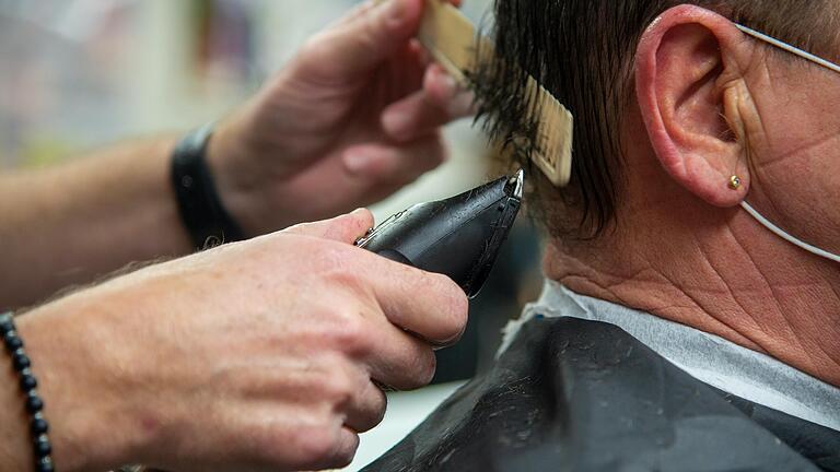 Nur noch als Archivbild zu haben: Ein Friseur schneidet einem Kunden die Haare. Hört sich gerade wie der Beginn eines Märchens an. Nur noch als Archivbild zu haben: Ein Friseur schneidet einem Kunden die Haare. Hört sich gerade wie der Beginn eines Märchens an.