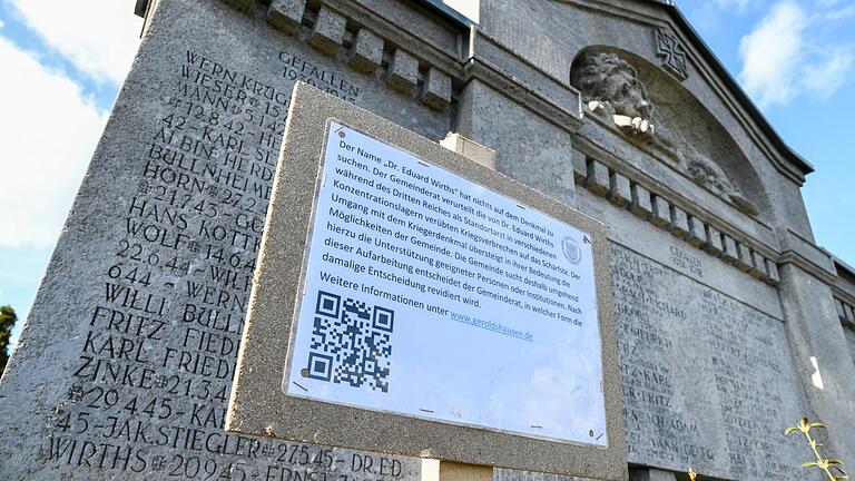 Das Kriegerdenkmal in Geroldshausen (Lkr. Würzburg) trägt - noch - den Namen des Nazi-Arztes Eduard Wirths. Inzwischen ist vor dem Denkmal eine Hinweistafel angebracht.