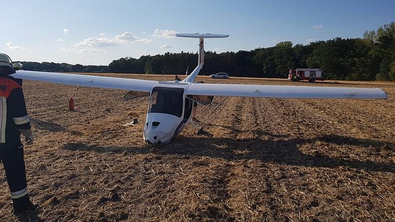 Ein kleines Motorflugzeug mit zwei Piloten ist am Montagabend auf einem Acker bei Großlangheim notgelandet.