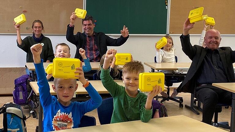 Eines der erfolgreichen Öko-Kleinprojekte der Ökomodellregion Rhön-Grabfeld: die Bio-Brotbox-Aktion. Die 2022 initiierte Aktion (siehe Archivbild) mit regionalem Frühstück für Erstklässler wird 2023 wiederholt und dann bereits 600 Kinder in 15 Grundschulen im Landkreis erreichen. Eines der erfolgreichen Öko-Kleinprojekte der Ökomodellregion Rhön-Grabfeld: die Bio-Brotbox-Aktion. Die 2022 initiierte Aktion (siehe Archivbild) mit regionalem Frühstück für Erstklässler wird 2023 wiederholt und dann bereits 600 Kinder in 15 Grundschulen im Landkreis erreichen.