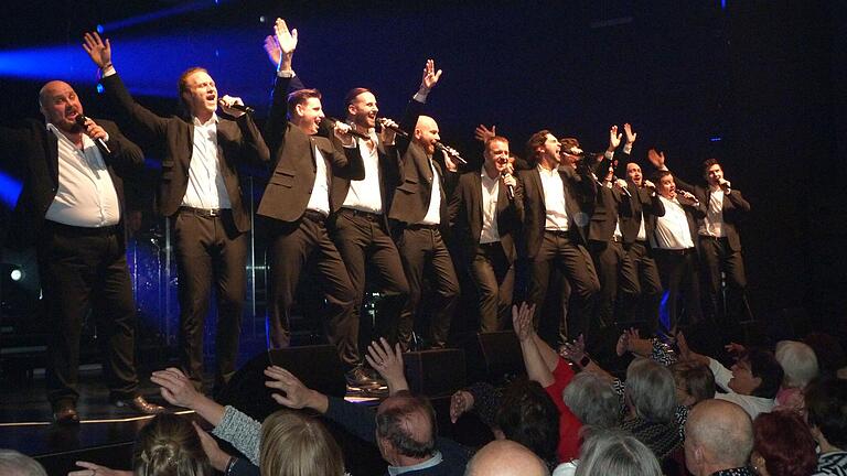 Auf den Bühnen der Welt zu Hause, in Lohr zu Gast: 'The Twelve Tenors' ernteten in der nahezu ausverkauften Stadthalle wahre Beifallsstürme.&nbsp;