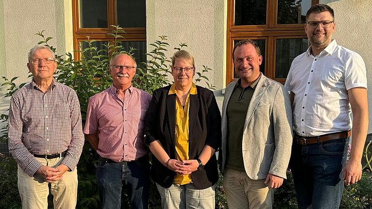 Den Posten von Kämmerer Stephan Renninger (rechts) hat Christine Kraus (Mitte), bisherige Sachbearbeiterin im Grafenrheinfelder Steueramt, übernommen. Bürgermeister Christian Keller (Zweiter von rechts) sowie die beiden stellvertretenden Bürgermeister (von links) Ludwig Weth und&nbsp;Gerhard Riegler freuen sich.