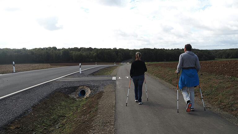 Sichere Verbindung zwischen Holzhausen und Maibach: An der sanierten Straße gibt es jetzt noch einen Geh- und Radweg.