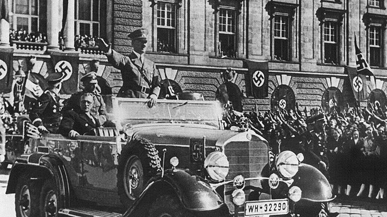 Einmarsch der deutschen Wehrmacht 1938 in Österreich       -  Zwei Tage nachdem Wehrmachtssoldaten in Österreich einmarschiert waren, jubelten 250 000 Menschen Adolf Hitler bei der &bdquo;Befreiungsfeier&ldquo; auf dem Wiener Heldenplatz zu.