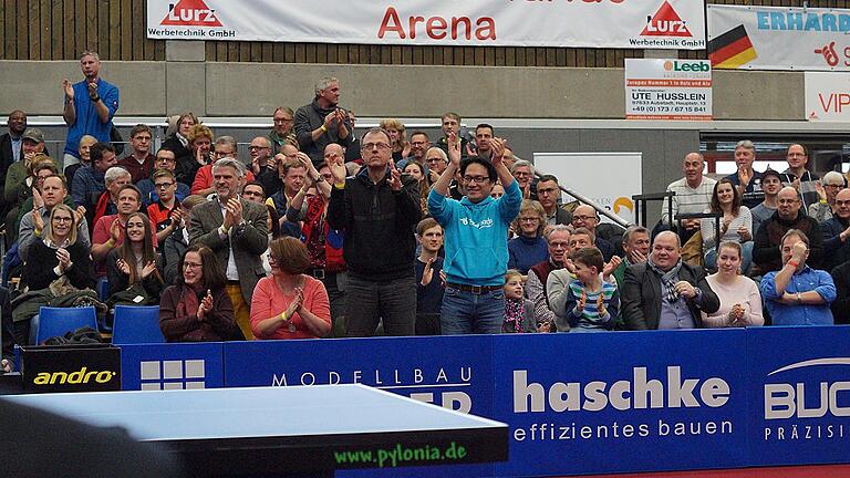 Standing Ovations! Matthias Braun und &bdquo;Mister Shakehands&rdquo;, Akihiko Kotani, der Sponsor aus Japan, beklatschen mit MdL Steffen Vogel einen spektakulären Ballwechsel von Darko Jorgic gegen den Österreicher Flegerl.