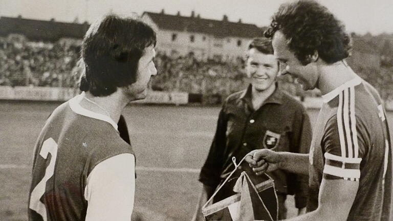 Ein großer Moment: Walter Szaule (links) beim Wimpeltausch mit Franz Beckenbauer, der mit dem FC Bayern München zu einem Freundschaftsspiel beim FV 04 Würzburg gastierte.