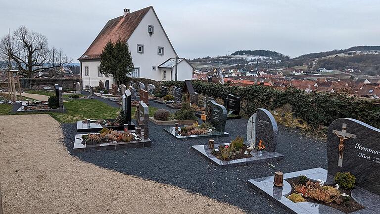 Sterben wird teurer: Die Friedhofsgebühren im Markt Oberelsbach mussten kräftig angehoben werden. Sterben wird teurer: Die Friedhofsgebühren im Markt Oberelsbach mussten kräftig angehoben werden.
