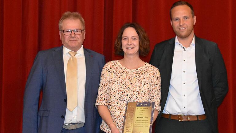 Kerstin Lang, mit der Goldenen Ehrennadel des TSV Röttingen ausgezeichnet, eingerahmt von den beiden Vorsitzenden Sven Gibfried (rechts) und Manfred Thomas.