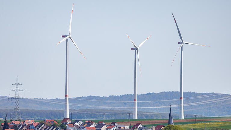 Windräder im Landschaftsbild.jpeg       -  Immer wieder umstritten: Der Ausbau der Windkraft in Bayern.