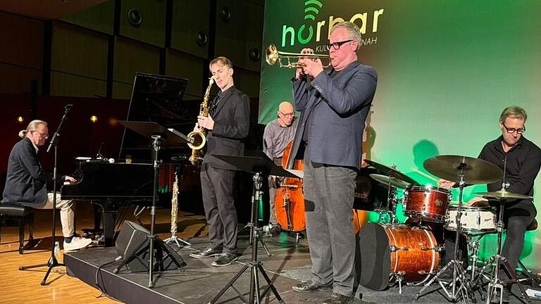 'Tribute to Blue Note Records' in der hörbar der Stadthalle mit (von links) Bernhard Pichl (Piano), Hubert Winter (Saxophon), Rudi Engel (Bass), Axel Schlosser (Trompete), Paul Höchstädter (Schlagzeug).