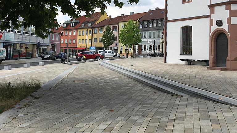 Auch wenn es inzwischen einen Baum und Bänke gibt: Der Platz am Zeughaus lädt noch immer nicht zum Verweilen ein, findet SPD-Stadtrat Peter Hofmann.