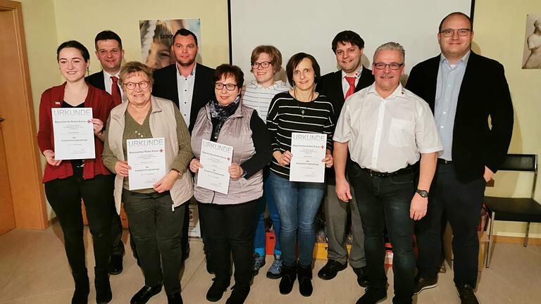 Die Bereitschaft des Roten Kreuzes Homburg ehrte bei ihrer Jahresversammlung langjährige Helfer (von links): Antonia Stenger, stellvertretender Kreisgeschäftsführer Florian Schüßler, Marianne Otremba, Nils Hoßfeld, Rita Martin, Christine Martin, Carmen Mair, Kreisbereitschaftsleiter Sebastian Becker, Bereitschaftsleiter Gerald Richter und stellvertretender Bürgermeister Steffen Schäfer.