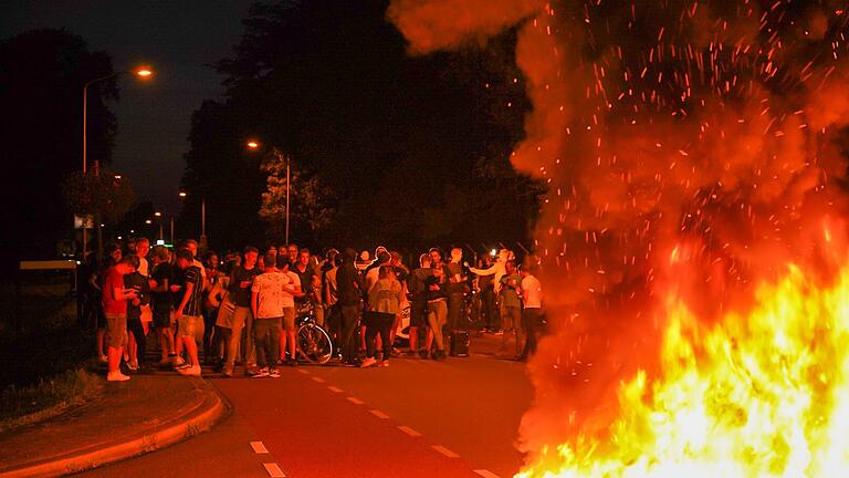 In den Niederlanden protestierten Menschen dieser Tage auf einer Straße, auf der ein Feuer loderte, gegen die Ankunft hunderter Geflüchteter aus Afghanistan.