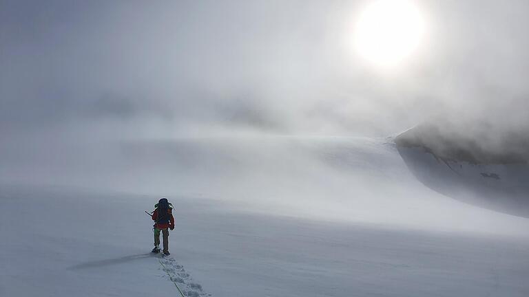 Mit einem Gewehr bewaffnet gegen mögliche Eisbären ging es auf der Arktis-Expedition der Sonne entgegen. Der Nebel löste sich später auf, es entstanden für die Forscher phänomenale Aussichten auf Spitzbergen.