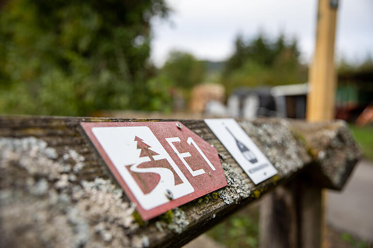 Der Wanderweg ist mit einem roten 'E1' gekennzeichnet. Der Wanderweg ist mit einem roten 'E1' gekennzeichnet.