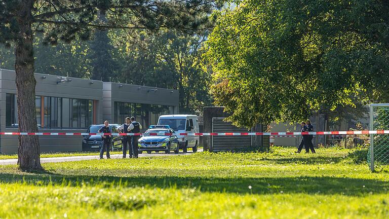 Am Tag nach der Tat durchsuchten Einsatzkräfte des Bayerischen Landeskriminalamts den Tatort nahe des Nägelsee-Schulzentrums in Lohr nach Patronen-Hülsen. Die Tatwaffe ist mittlerweile gefunden worden, gibt aber weiter Rätsel auf.