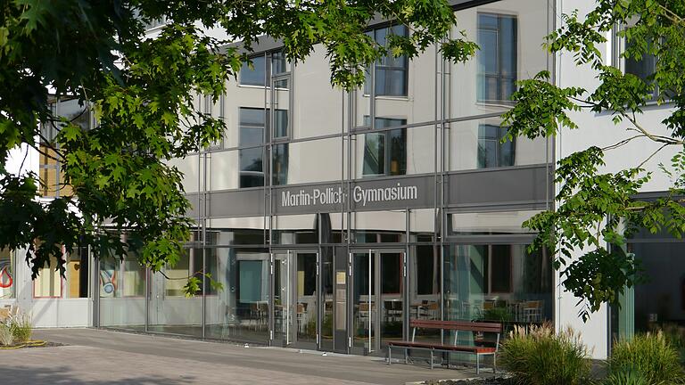 Das Martin-Pollich-Gymnasium in Mellrichstadt ist ein naturwissenschaftlich-technologisches und musisches Gymnasium. Das Martin-Pollich-Gymnasium in Mellrichstadt ist ein naturwissenschaftlich-technologisches und musisches Gymnasium.