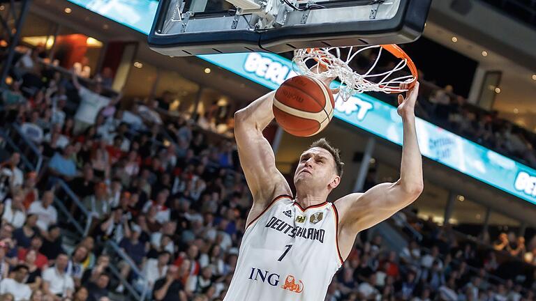 Deutschland - Japan       -  Johannes Voigtmann beim Dunking.