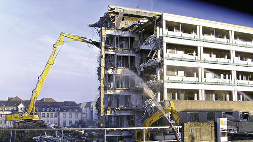 Weder Spitzhacke noch Abrissbirne sind im Einsatz: Mit einem sogenannten Longfrontbagger (im Bild), der bis zum Dach des Gebäudes greifen kann, wird das ehemaligen Krankenhaus in Mellrichstadt Stück für Stück abgebrochen. Weder Spitzhacke noch Abrissbirne sind im Einsatz: Mit einem sogenannten Longfrontbagger (im Bild), der bis zum Dach des Gebäudes greifen kann, wird das ehemaligen Krankenhaus in Mellrichstadt Stück für Stück abgebrochen.