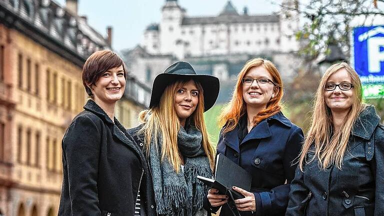 Auf der Suche nach Gesichtern und Geschichten: Lisa Huhn, Jennifer Klar, Vanessa Frenz und Carolin Müller (v. l.) haben die Seite &bdquo;Menschen Würzburgs&ldquo; gegründet.