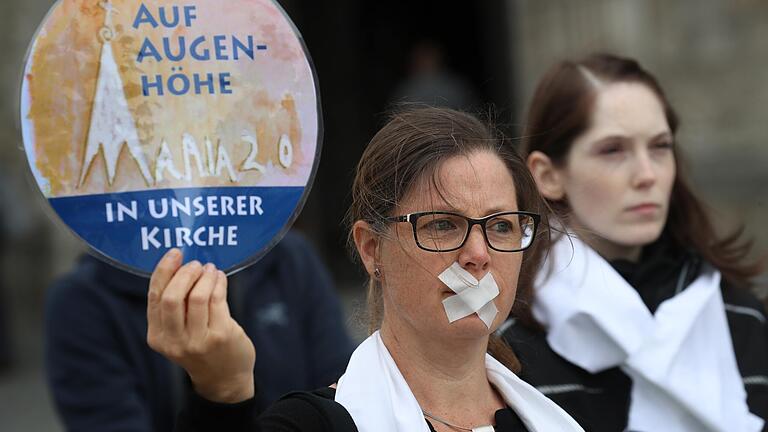 Die Frauenbewegung 'Maria 2.0' sorgt seit Mai dieses Jahres deutschlandweit für Aufmerksamkeit. Dieses Foto steht nicht im Zusammenhang mit den jüngsten Vorfällen in Forst, symbolisiert aber die Haltung der Frauenbewegung Maria 2.0, die auch der katholische Frauenbund in Forst einnimmt: Es geht um den Protest gegen die männlichen Machtstrukturen in der katholischen Kirche. Die Frauenbewegung 'Maria 2.0' sorgt seit Mai dieses Jahres deutschlandweit für Aufmerksamkeit. Dieses Foto steht nicht im Zusammenhang mit den jüngsten Vorfällen in Forst, symbolisiert aber die Haltung der Frauenbewegung Maria 2.0, die auch der katholische Frauenbund in Forst einnimmt: Es geht um den Protest gegen die männlichen Machtstrukturen in der katholischen Kirche.