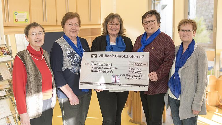 Im Bild (von links): Monika Soder (ehem. Leiterin der Kinderkrankenpflegeschule), Sieglinde Treutlein, Anja Bauer, Marga Fuchsberger und Marion Wirsching (KDFB Kolitzheim) bei der Spendenübergabe in der Missio Kinderklinik.