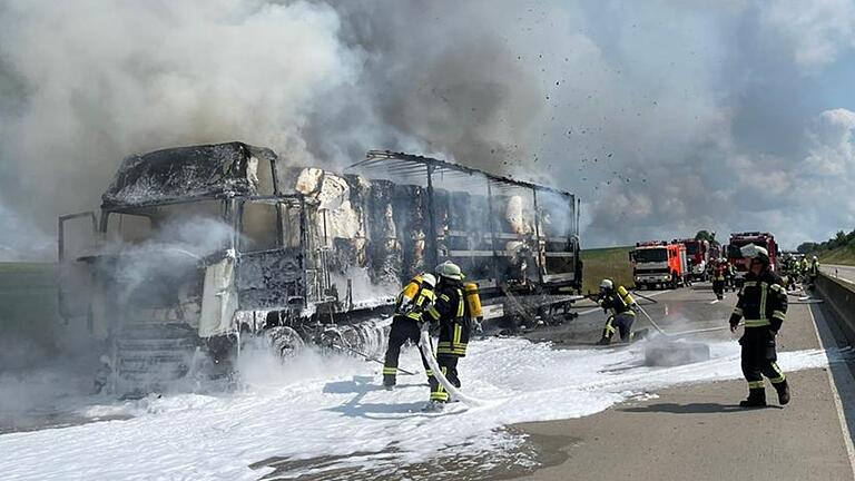 Ein Lkw brannte am Mittwoch auf der A 71 zwischen Bad Neustadt und Mellrichstadt vollständig aus.