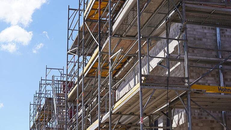 Baustelle       -  Um dem Wohnungsmangel anzugehen, braucht es aus Sicht von IG BAU und Mieterbund jährlich rund 20 Milliarden Euro. (Archivbild)