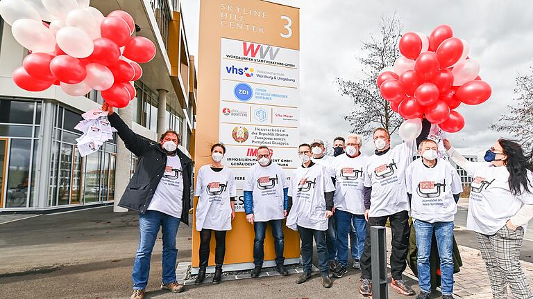 Eine Delegation des Bayerischen Journalisten-Verbandes protestierte vor dem Sitz des weißrussischen Honorarkonsuls in Würzburg gegen die Verfolgung und Unterdrückung in Belarus.