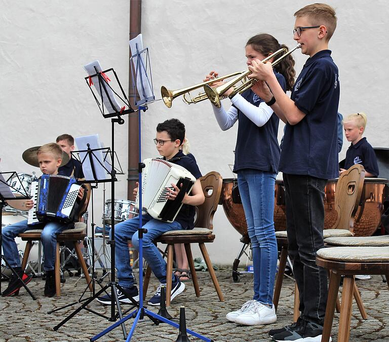 Junge Solisten stellten ihr Können unter Beweis, darunter auch zwei Akkordeonspieler.