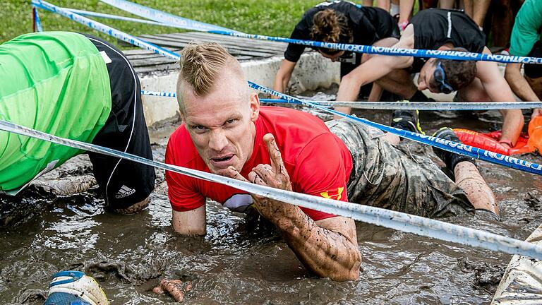 Zum 'Rock the Race' gehört auch, durch den Schlamm zu robben. Diese Disziplin gehörte schon im vergangenen Jahr zu den Herausforderungen. Archivfoto: Fabian Gebert