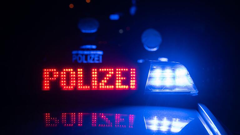 Illustration - Polizei - Der Bewohner des Hauses löschte das Feuer mit einem Gartenschlauch. (Symbolbild) Illustration - Polizei - Der Bewohner des Hauses löschte das Feuer mit einem Gartenschlauch. (Symbolbild)