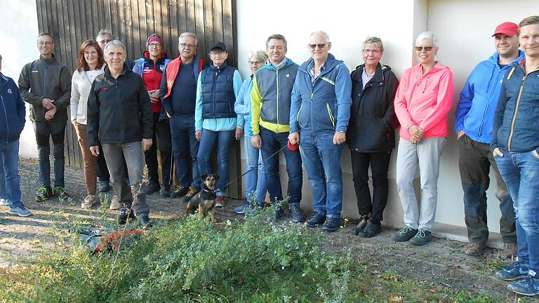 Eine ansehnliche Wandergruppe nahm das Angebot des Eigenheimervereins Lindach wahr, abendliche Wanderungen durch Wald und Flur des Sonderkulturendorfs zu machen. Eine ansehnliche Wandergruppe nahm das Angebot des Eigenheimervereins Lindach wahr, abendliche Wanderungen durch Wald und Flur des Sonderkulturendorfs zu machen.