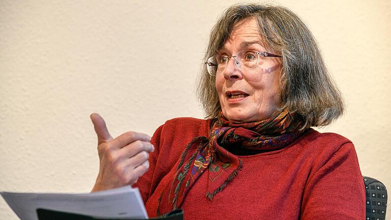 Eva Peteler ist Mitglied beim Würzburger Florakreis. Sie wehrt sich gegen 'Diffamierung' der Friedensbewegung und wünscht sich mediale Aufmerksamkeit für zivile Konfliktprävention. Eva Peteler ist Mitglied beim Würzburger Florakreis. Sie wehrt sich gegen 'Diffamierung' der Friedensbewegung und wünscht sich mediale Aufmerksamkeit für zivile Konfliktprävention.