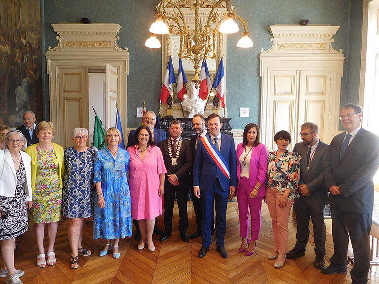 Französische Gastfreundschaft erlebten die Gäste beim bei Treffen der Partnerstädte in Châteaudun (von links): Meta Vogel-Jehli (Vorsitzende Freundeskreis Châteaudun), Maria Fitzmaurice (presidente of Arklow twinning), Marianne Ferré (deputy mayor of Châteaudun), Martine Provost (presidente of Châteaudun twinning), Dritte Bürgermeisterin Ayfer Rethschulte, Jiri Kasik (councelor for culture in Kromeriz), Pat Kennedy (mayor of Arklow), Manuel Suarez (deputy mayor of Marchena), Fabien Verdier (mayor of Châteaudun), Teresa Jimenez (deputy mayor of Marchena), Hanane Tag (councelor of Châteaudun), Victor Montes (deputy mayor of Marchena), Pavel Motycka (deputy mayor of Kromeriz). Französische Gastfreundschaft erlebten die Gäste beim bei Treffen der Partnerstädte in Châteaudun (von links): Meta Vogel-Jehli (Vorsitzende Freundeskreis Châteaudun), Maria Fitzmaurice (presidente of Arklow twinning), Marianne Ferré (deputy mayor of Châteaudun), Martine Provost (presidente of Châteaudun twinning), Dritte Bürgermeisterin Ayfer Rethschulte, Jiri Kasik (councelor for culture in Kromeriz), Pat Kennedy (mayor of Arklow), Manuel Suarez (deputy mayor of Marchena), Fabien Verdier (mayor of Châteaudun), Teresa Jimenez (deputy mayor of Marchena), Hanane Tag (councelor of Châteaudun), Victor Montes (deputy mayor of Marchena), Pavel Motycka (deputy mayor of Kromeriz).