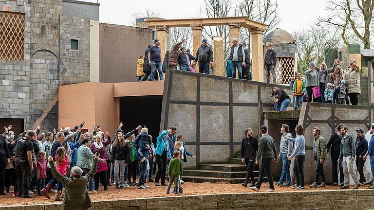 Seit Ostern wird auf der Freilichtbühne in Sömmersdorf für die Passionsspiele geprobt. 18 Aufführungen soll es geben und jeweils Catering bis nach Mitternacht. Dagegen klagen Anwohnerinnen und Anwohner.