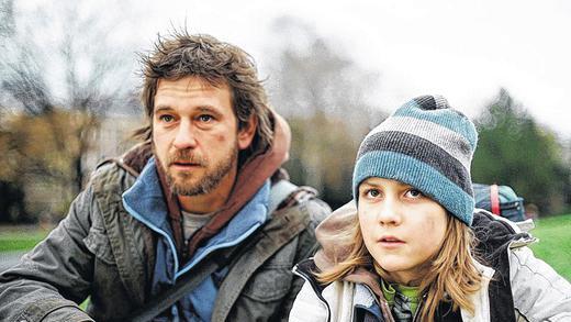 Psychogramm einer in Scherben liegenden Existenz: Der abgestürzte Karrierist Martin Blunt lebt mit dem Straßenjungen Victor in einer Waldhütte. Das vhs-Filmforum zeigt in den Movie-Lichtspielen das Psychodrama &bdquo;Die Summe meiner einzelnen Teile&ldquo; von Hans Weingartner.
