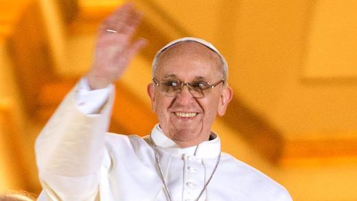 So ist Papst Franziskus       -  Seit dem 13. März 2013 hat die katholische Welt einen neuen Papst: Kardinal Jorge Mario Bergoglio wurde zu Papst Franziskus. Schauen wir uns die Person einmal näher an, die nun an der Spitze von weltweit 1,2 Milliarden Katholiken steht. Und der am Tag seiner Wahl viele Gläubige schon deshalb auf einen Wandel in der Kirche hoffen ließ, weil er Folgendes tat: Er lachte.
