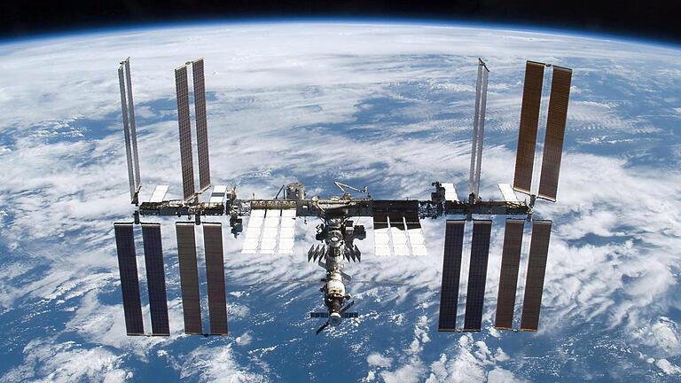 Internationale Raumstation ISS - Die Internationale Raumstation (ISS) dreht ihre Runden in 400 Kilometern Höhe. Und sie hat einen hohen Preis: Die Gesamtkosten für Entwicklung, Aufbau und Betrieb betragen 100 Milliarden Euro. Internationale Raumstation ISS - Die Internationale Raumstation (ISS) dreht ihre Runden in 400 Kilometern Höhe. Und sie hat einen hohen Preis: Die Gesamtkosten für Entwicklung, Aufbau und Betrieb betragen 100 Milliarden Euro.