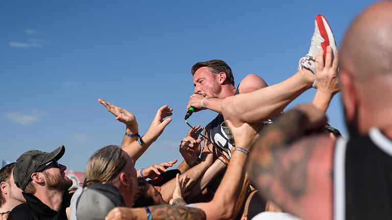 Mission Ready Festival       -  Die Hardcorelegenden Ryker's aus Kassel treten am Samstag (06.07.19) beim Mission Ready-Festival am Flugplatz in Giebelstadt auf. Mit druckvollem Sound und einem Frontmann, der immer wieder die Nähe der Crowd sucht, waren die Ryker's eines der Highlights des 3. Mission Ready-Festivals. 15 internationale Bands aus dem Hardcore und Punkspektrum haben Fans aus ganz Europa in die Region gezogen.