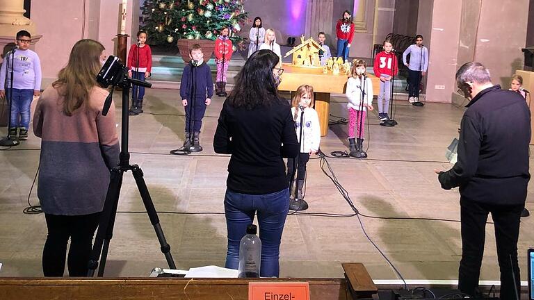 So ein Videodreh ist eine spannende Sache: Im Bild die Kinder und das Aufnahmeteam mit (rechts im Bild) 'Regisseur' Kirchenmusikdirektor Jörg Wöltche. So ein Videodreh ist eine spannende Sache: Im Bild die Kinder und das Aufnahmeteam mit (rechts im Bild) 'Regisseur' Kirchenmusikdirektor Jörg Wöltche.