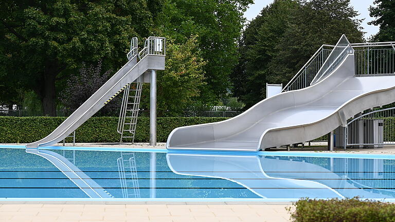 Ab sofort kann hier im Gemündener Freibad auch in den heißen Sommermonaten nur noch bis 20 Uhr gerutscht und gebadet werden.